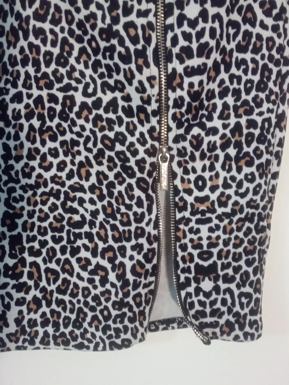 Kardashian Leopard Print Pencil Skirt with Front Zip XS EUC